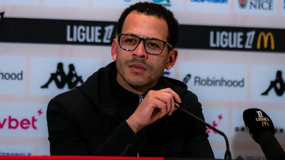 Liam Rosenior llega a Londres y se perfila como nuevo entrenador del Chelsea