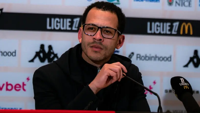 Liam Rosenior llega a Londres y se perfila como nuevo entrenador del Chelsea