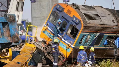 VIDEO: Grúa de construcción cae sobre tren y deja más de 30 muertos