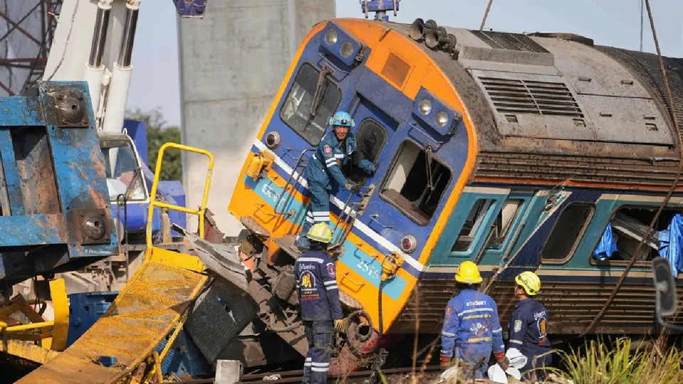 VIDEO: Grúa de construcción cae sobre tren y deja más de 30 muertos