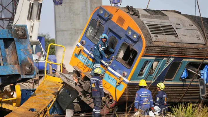 VIDEO: Grúa de construcción cae sobre tren y deja más de 30 muertos