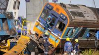 VIDEO: Grúa de construcción cae sobre tren y deja más de 30 muertos