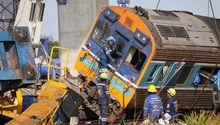 VIDEO: Grúa de construcción cae sobre tren y deja más de 30 muertos