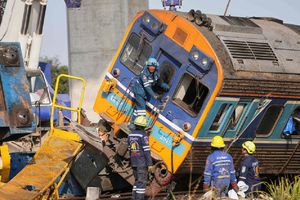 VIDEO: Grúa de construcción cae sobre tren y deja más de 30 muertos