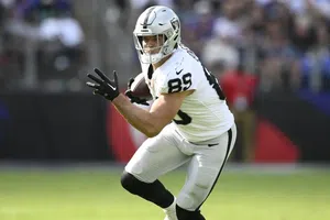 Raiders coloca a Brock Bowers en lista de lesionados y pone fin a su temporada