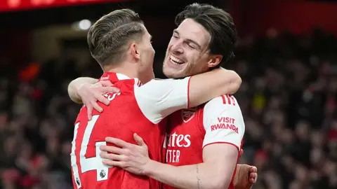Arsenal vence a Brighton y termina el 2025 como líder de la Premier League