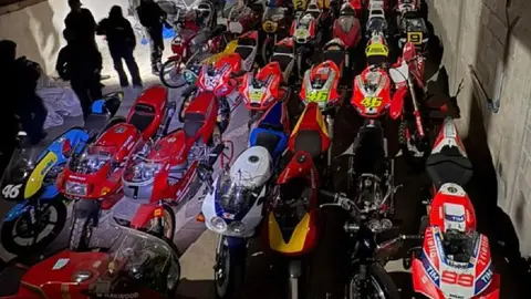Descubren a exatleta con motos, de Marc Márquez y compañía, que ocultaba en una bodega
