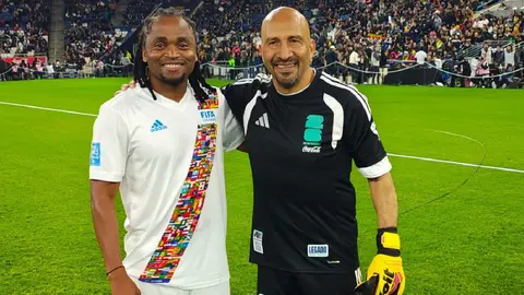 Sipiwe Tshabalala presume foto con Óscar Pérez; 16 años después del Mundial de Sudáfrica