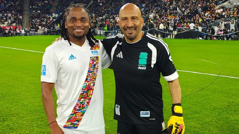 Sipiwe Tshabalala presume foto con Óscar Pérez; 16 años después del Mundial de Sudáfrica