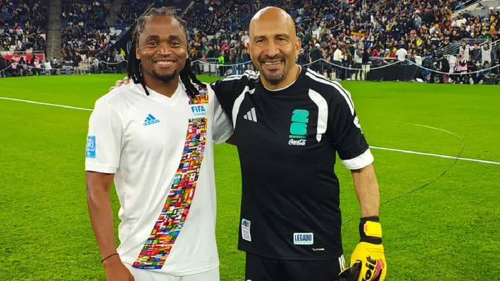Sipiwe Tshabalala presume foto con Óscar Pérez; 16 años después del Mundial de Sudáfrica