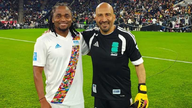 Sipiwe Tshabalala presume foto con Óscar Pérez; 16 años después del Mundial de Sudáfrica