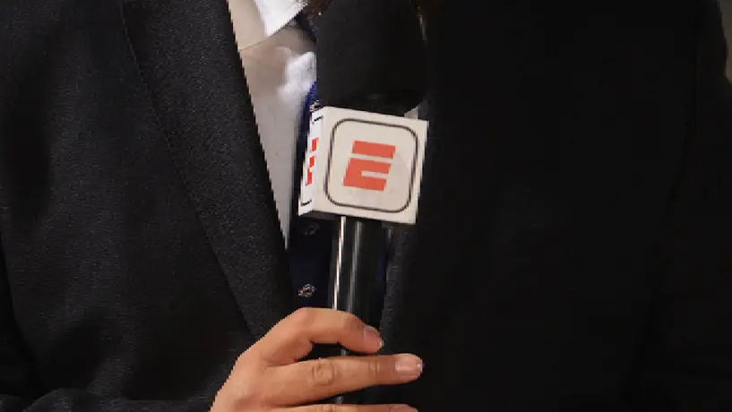 Comentarista de ESPN se mete en pleito por Trump y termina por responder con sus ‘mejores goles’