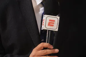 Comentarista de ESPN se mete en pleito por Trump y termina por responder con sus ‘mejores goles’