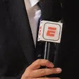 Comentarista de ESPN se mete en pleito por Trump y termina por responder con sus ‘mejores goles’