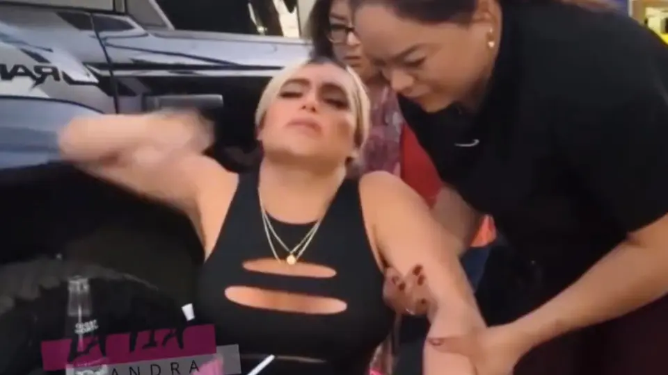 VIDEO: Wendy Guevara se desmaya en vivo tras cirugía estética: “Siento que me voy a caer toda”