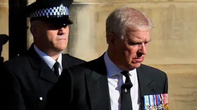 Expríncipe Andrés es liberado tras salir de la comisaría por caso Epstein