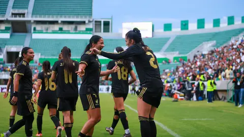 Diana Ordoñez en celebración con la Selección Mexicana en un amistoso ante Colombia | IMAGO 7