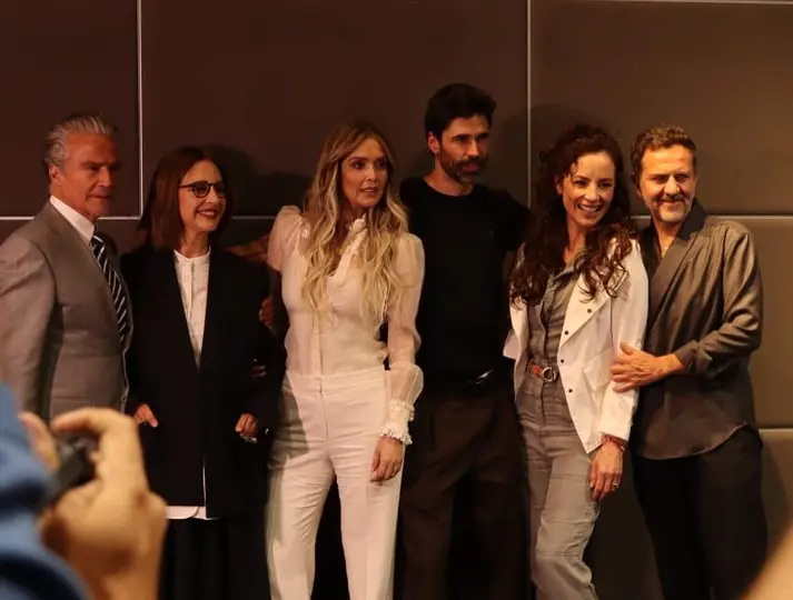 El reparto también integra a figuras de trayectoria como Claudia Ramírez y René Casados. / CONTRA: Laura Medrano