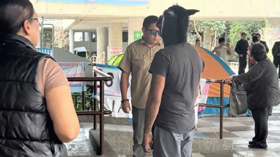 El therian en forma de caballo llegó hasta el Congreso de Nuevo León para presentar su iniciativa/X: @emeequis