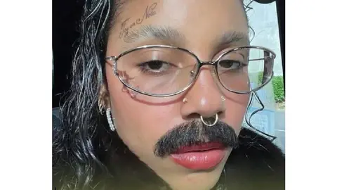 No sólo son los therians, ahora también está de moda las mujeres con bigote/Facebook: TV Guanajuato