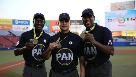 Confederación de Béisbol Profesional del Caribe y P.A.N. reconoce a los Umpires de la Serie Mundial