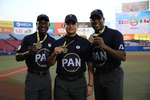 Confederación de Béisbol Profesional del Caribe y P.A.N. reconoce a los Umpires de la Serie Mundial