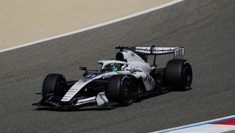 Checo Pérez mejora los tiempos de Cadillac en el segundo día de test en Bahrein