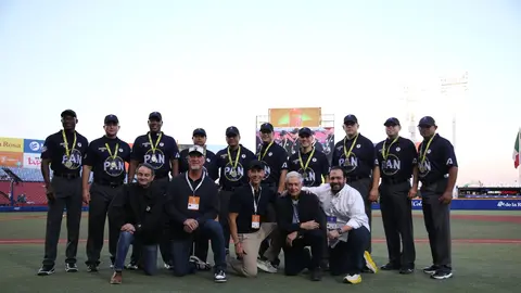 Umpires posando con su medalla l Alimentos Polar
