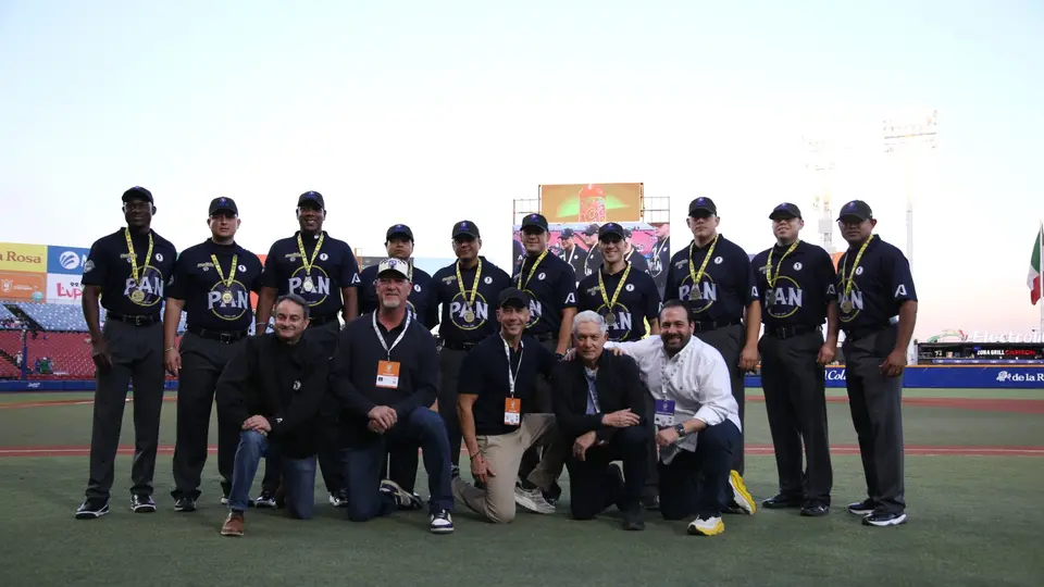 Umpires posando con su medalla l Alimentos Polar