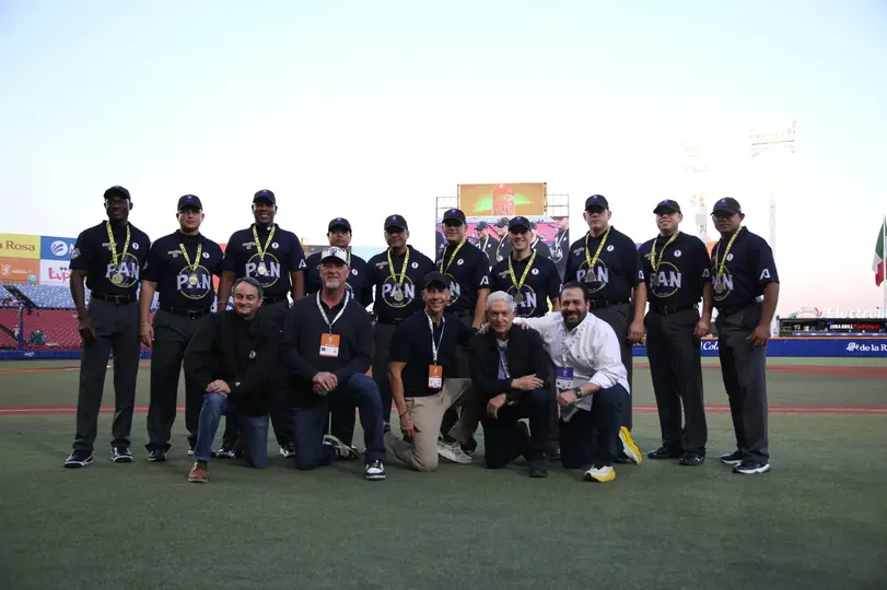 Umpires posando con su medalla l Alimentos Polar