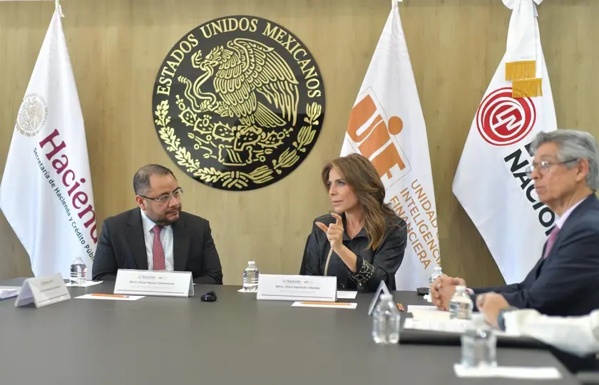 La directora general de Lotería Nacional, Olivia Salomón, y el titular de la UIF, Omar Reyes Colmenares. / @lotenal
