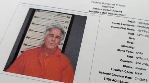 Salieron pruebas del expríncipe Andrés y la relación que mantenía con Jeffrey Epstein / AP