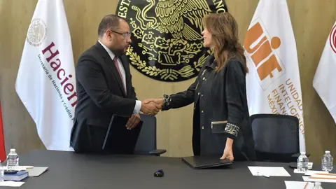 La directora general de Lotería Nacional, Olivia Salomón, y el titular de la UIF, Omar Reyes Colmenares. / @lotenal