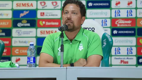 Omar Tapia en su presentación con Santos | AP