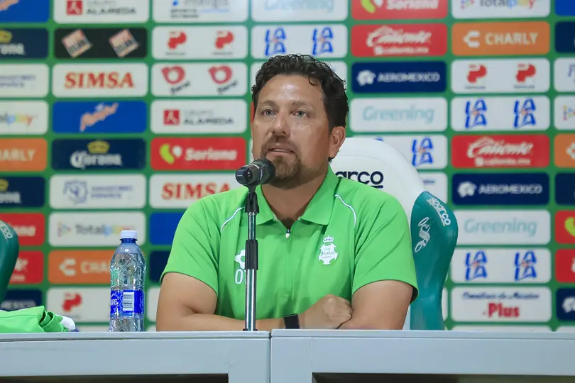 Omar Tapia en su presentación con Santos | AP