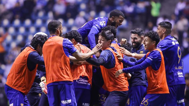 Jugadores de Pumas en celebración de gol | MEXSPORT