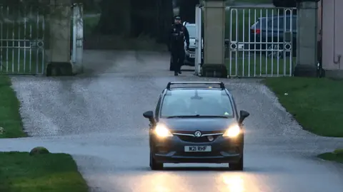 El expríncipe Andrés fue liberado tras permanecer 11 horas detenido en una comisaría de Norfolk, Reino Unido./ AFP
