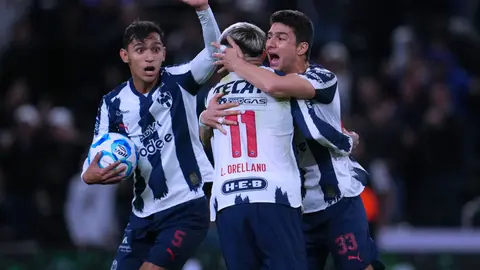 Jugadores de Rayados festejan con Luca Orellano | MEXSPORT