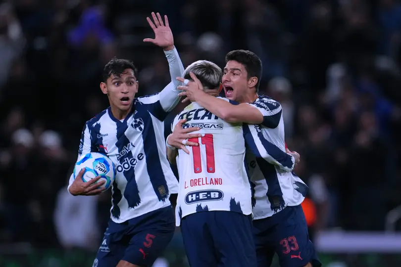 Jugadores de Rayados festejan con Luca Orellano | MEXSPORT