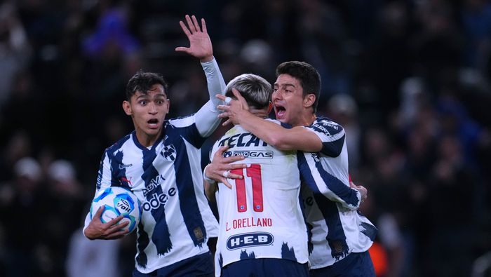 Jugadores de Rayados festejan con Luca Orellano | MEXSPORT