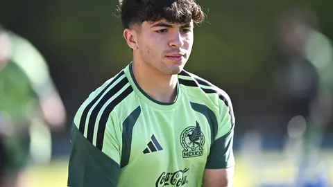 Denzell García en entrenamiento con la Selección Mexicana | IMAGO 7