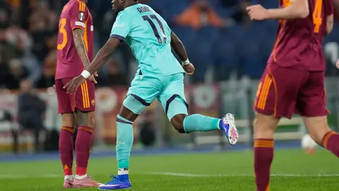 Jonathan Rowe anotando ante la Roma l AP