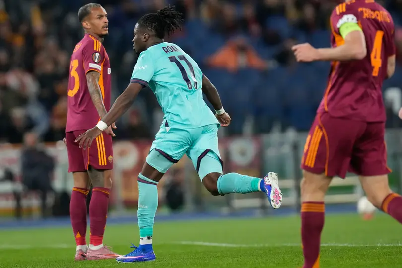 Jonathan Rowe anotando ante la Roma l AP