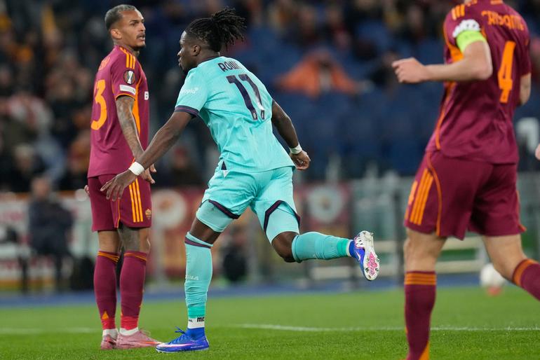 Jonathan Rowe anotando ante la Roma l AP