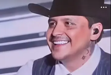 El cantante reaccionó con una sonrisa y continuó su presentación ante los gritos del público. / TikTok