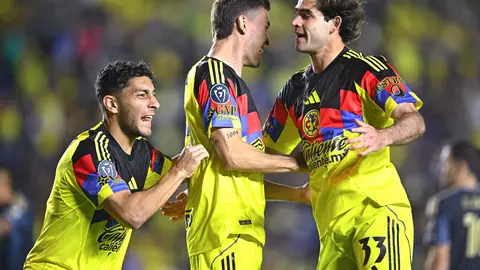 Sebastián Cáceres, Rodrigo Dourado y Patricio Salas celebrando el gol del América I MEXSPORT