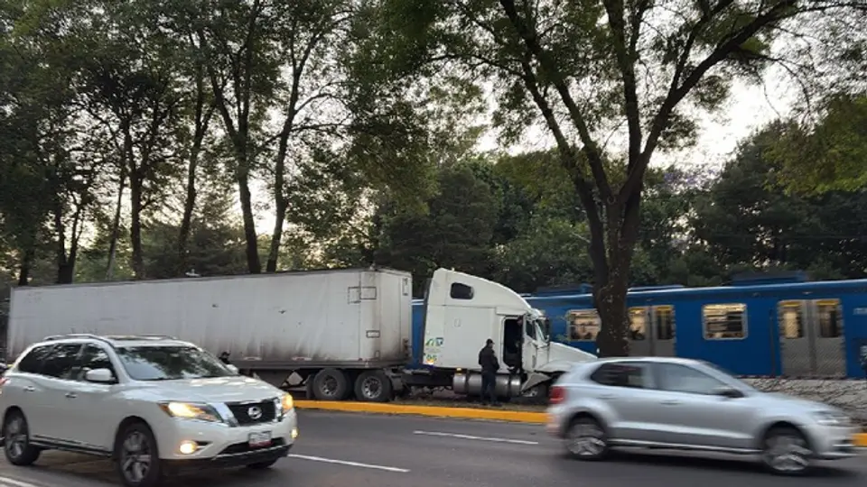 Gran caos vehicular se generó en calzada de Tlalpan por el impacto del tráiler al Tren Ligero / Redes Sociales