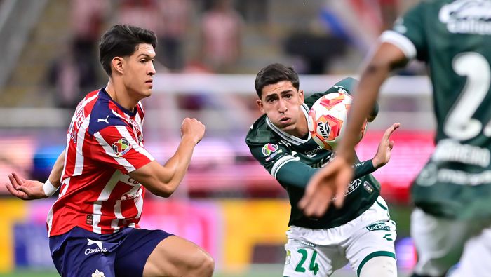 Jugadores de Chivas y León disputando un balón en la Jornada 9 | MEXSPORT