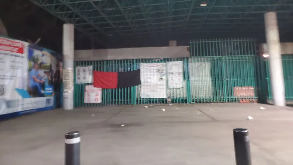 Miles de alumnos se quedaron sin clases y no hay fecha de regreso a las aulas / Redes Sociales
