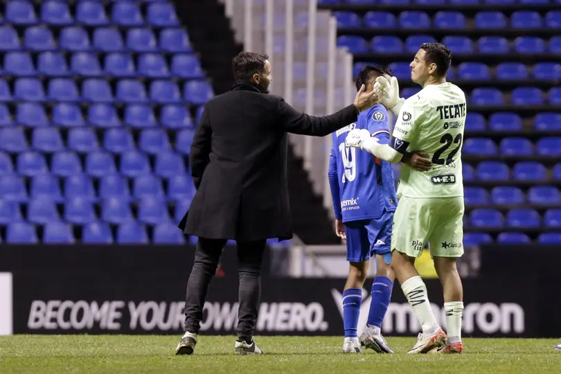 Luis Cárdenas y Nicolás Larcamón tras la victoria de Cruz Azul sobre Monterrey | IMAGO7
